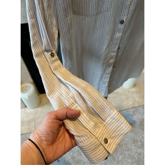 Chico’s Women’s Cream and Gold Striped Collared Bottom Up Long Sleeve Shirt Size - Picture 2 of 8